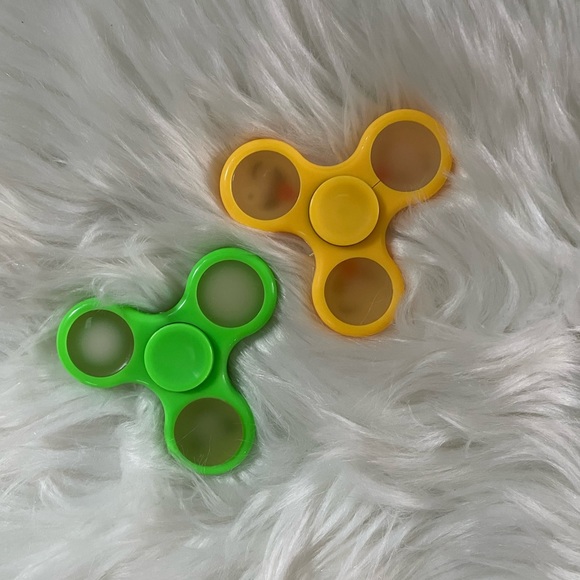 2 Emoji Glow in the Dark Hand Spinners - New - Picture 3 of 4